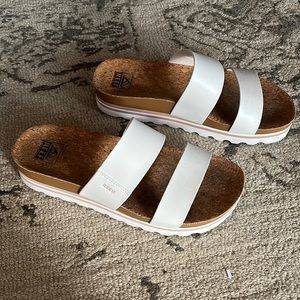 Reef Cushion Vista Hi in white, size 9.5